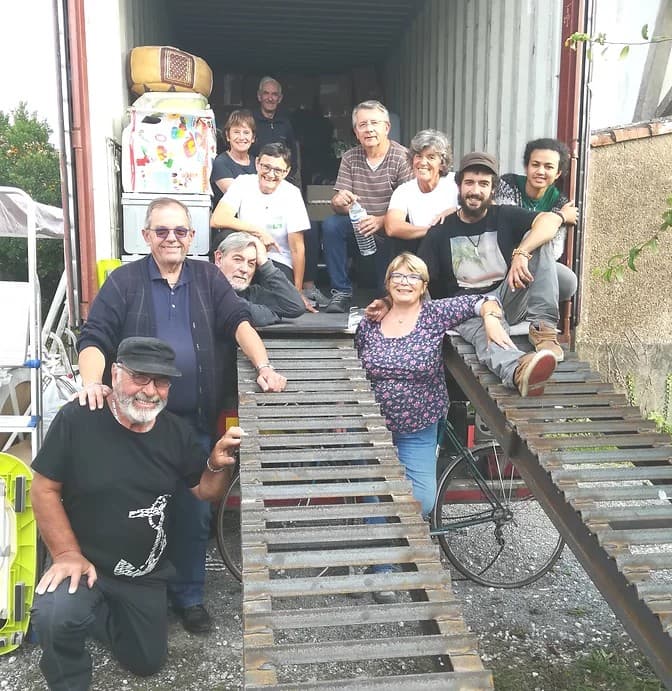 L'équipe Récup'Mada France posant devant un container en cours de chargement