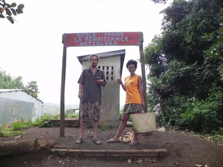 Clissienne et Gigi, fondateurs de Récup'Mada, devant l'École Privée La Renaissance à Antsalaka, Madagascar