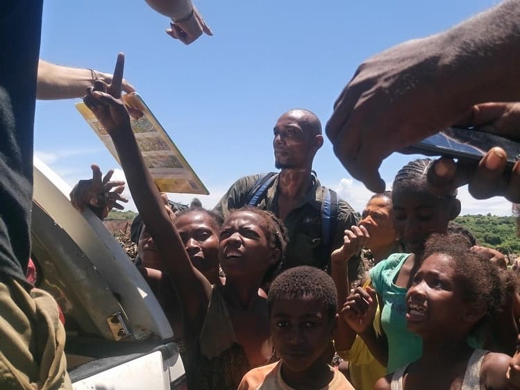 Distribution de fournitures à des enfants dans le Nord de Madagascar