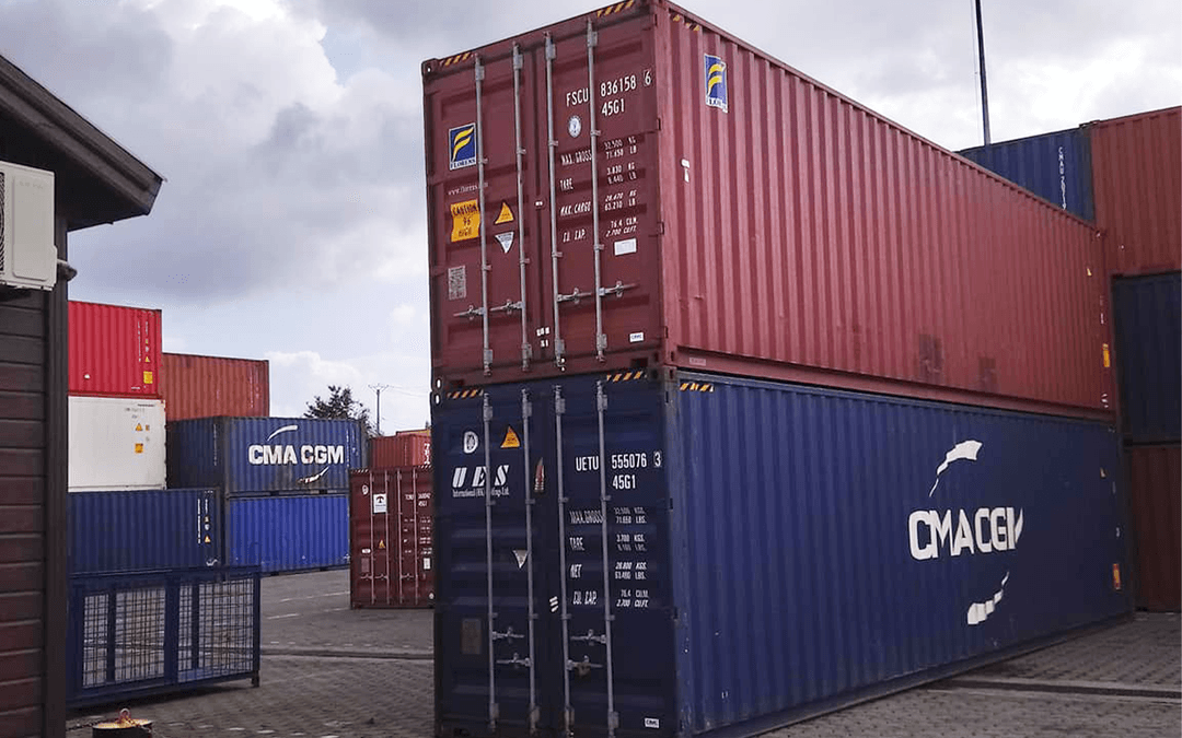 Containers maritimes empilés sur le port de Diego-Suarez.
