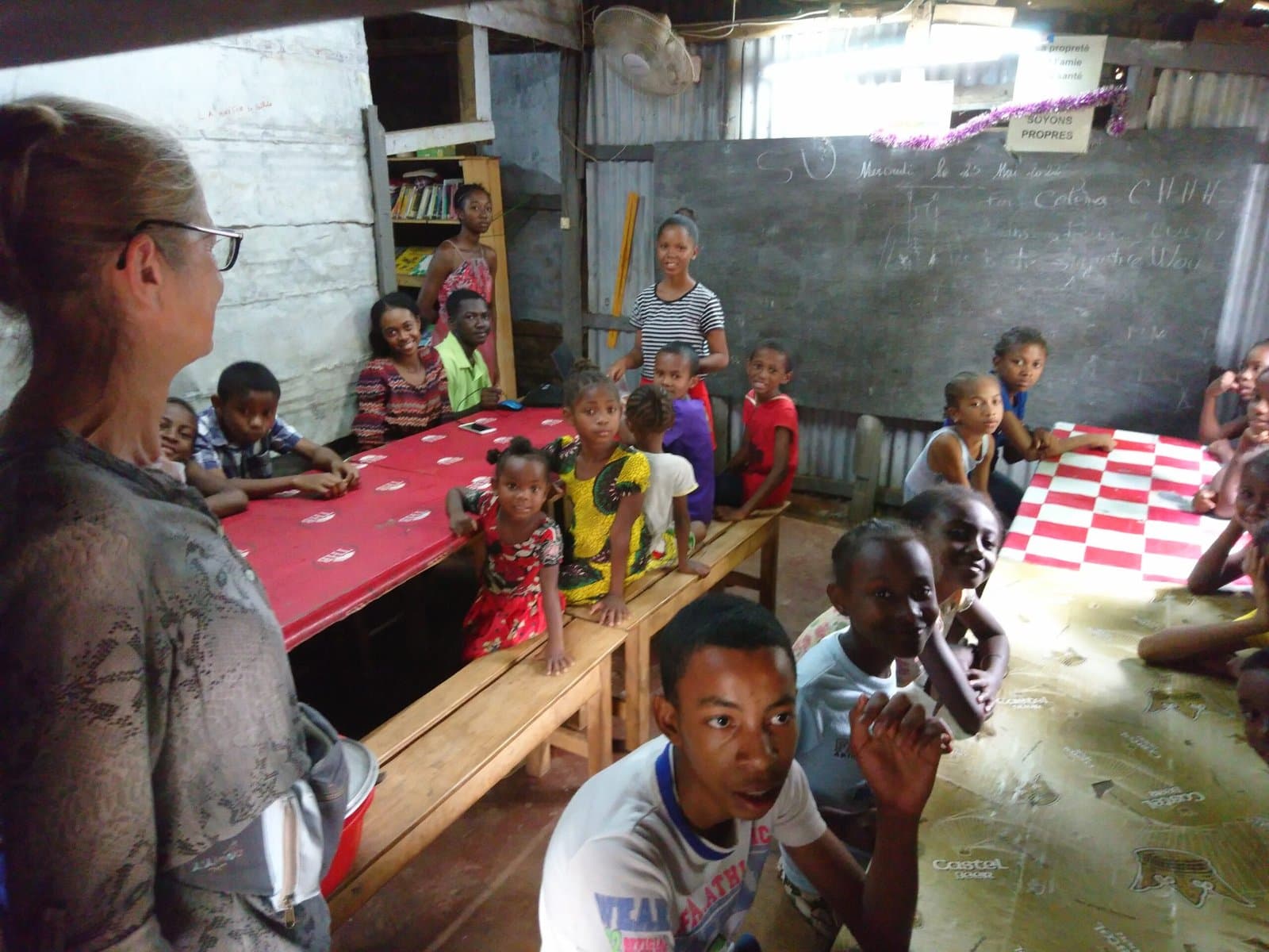 Enfants assis à table dans la salle de classe du centre.