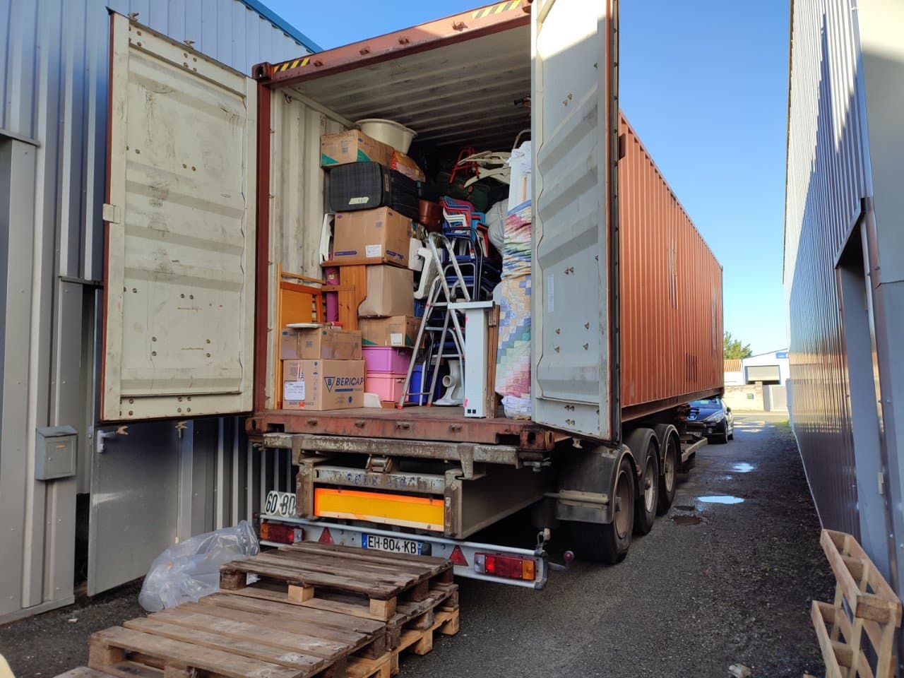 Vue arrière du camion-container presque entièrement chargé.