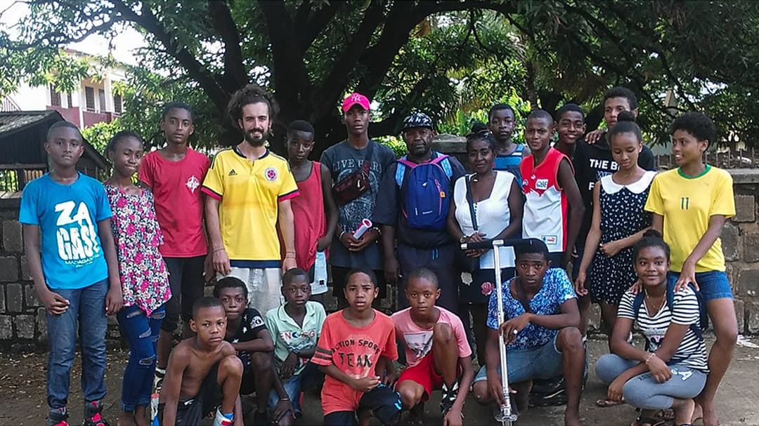 Bénévoles et enfants du quartier posant ensemble après la distribution de livres.