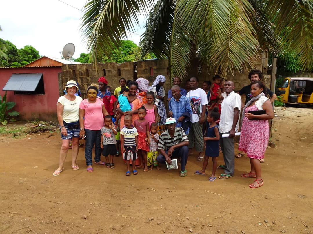 Grand groupe de familles du quartier réunies pour la distribution.