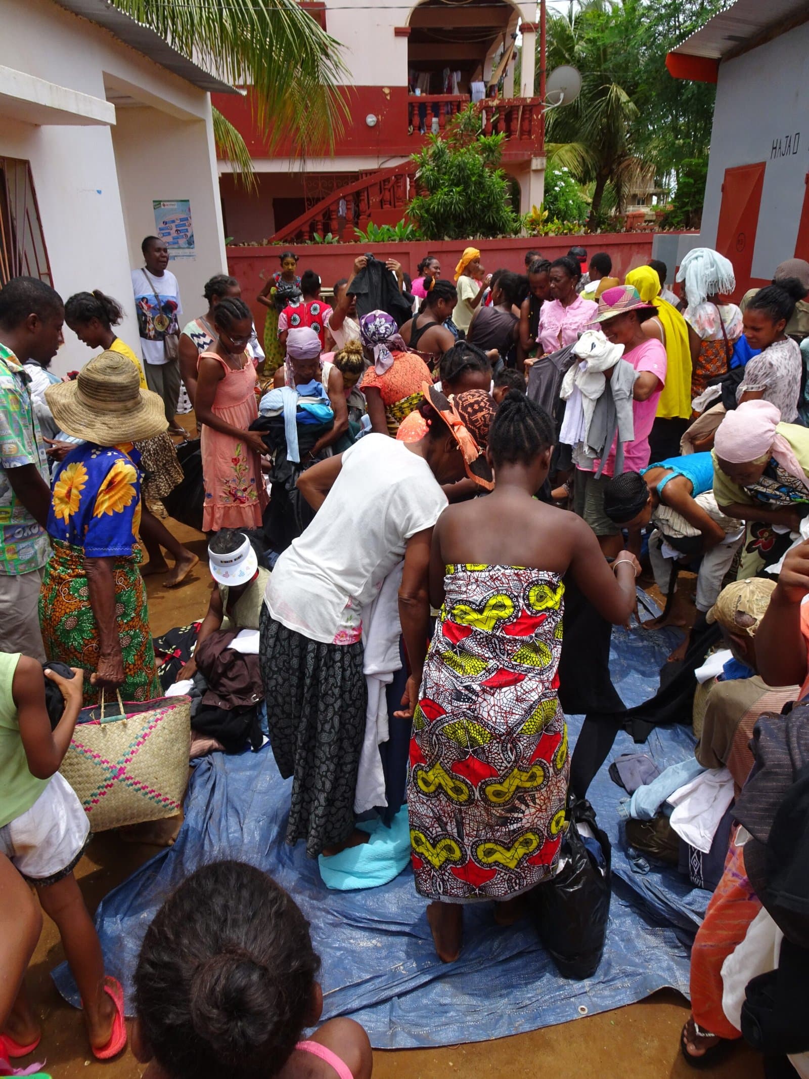 Foule d'habitants, principalement des femmes et des enfants, lors de la distribution de vêtements.