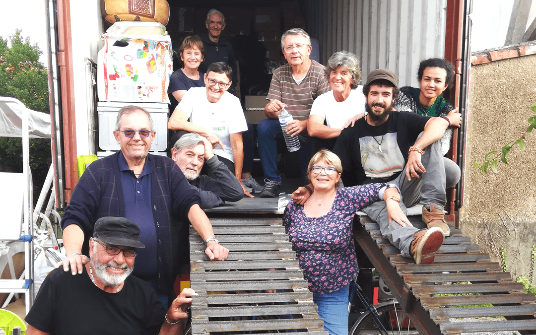 Les bénévoles réunis lors du chargement du tout premier container de l'association.