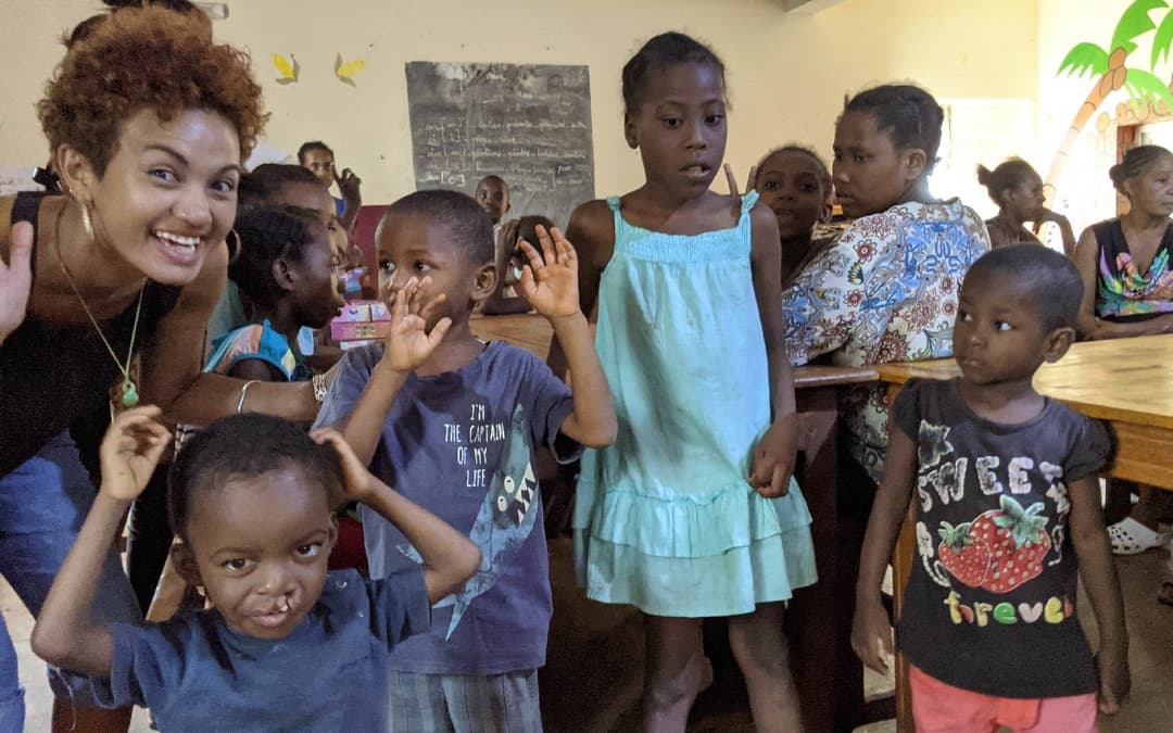 Enfants de l'orphelinat dans une salle de classe.