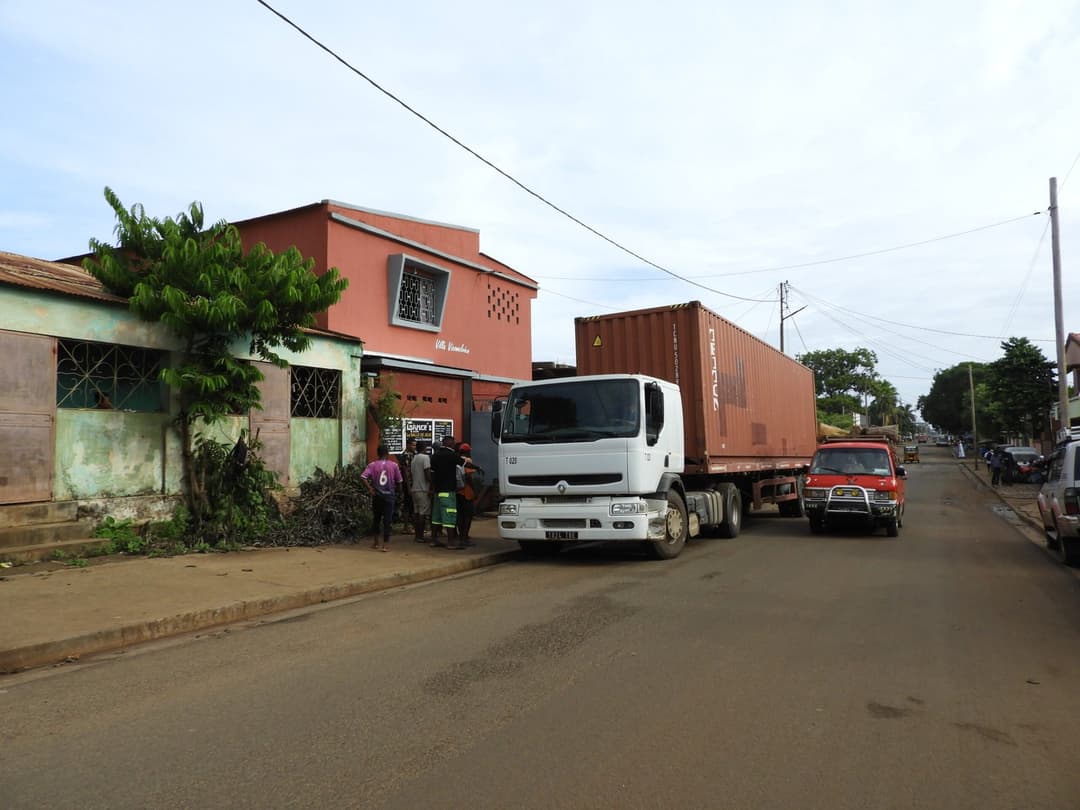 Camion transportant le container dans une rue de Diego-Suarez.