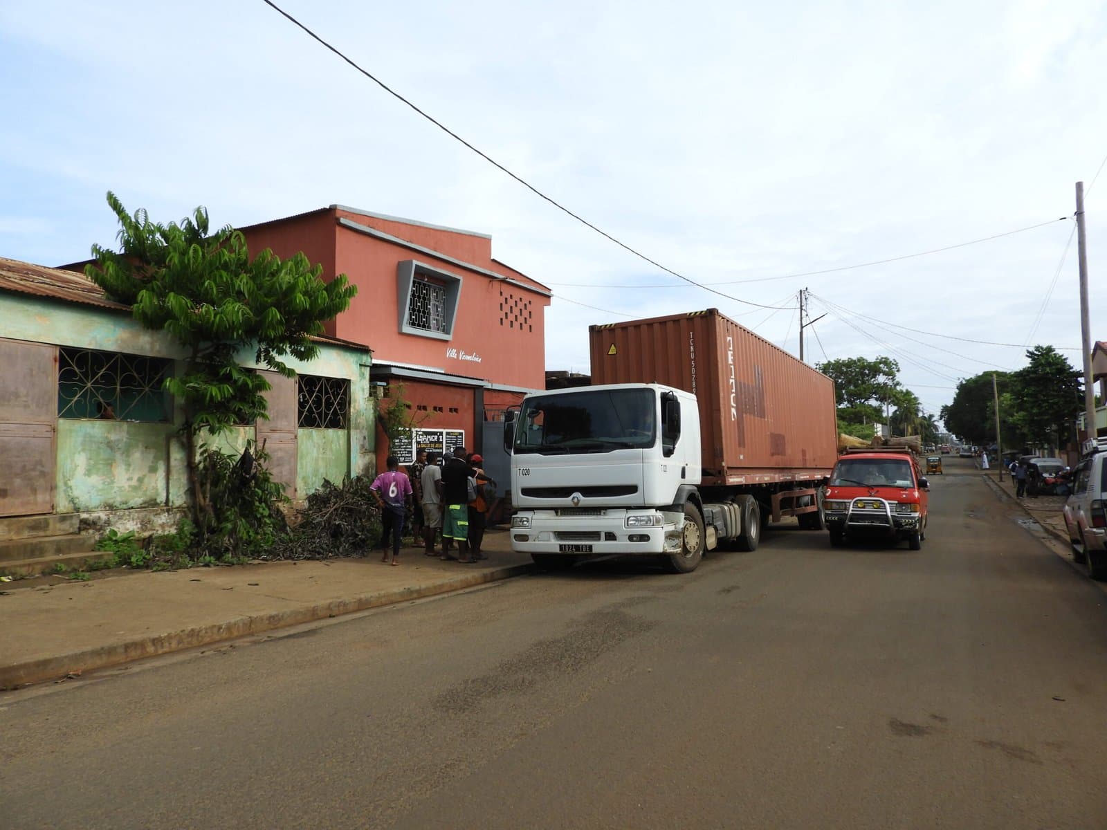 Camion transportant le container dans une rue de Diego-Suarez.