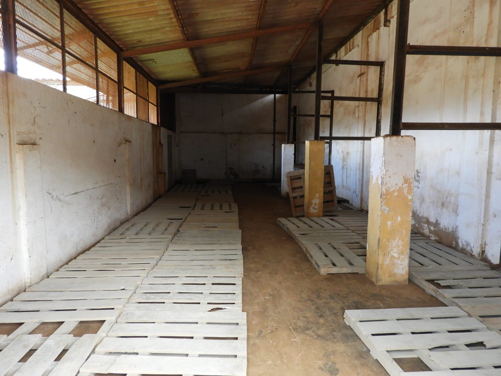 Entrepôt vide de Récup'Mada Madagascar avant re-stockage.