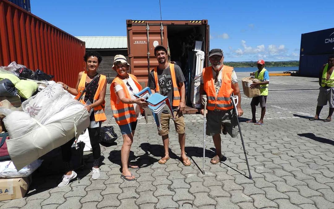 Équipe Récup'Mada Madagascar en gilets orange, prête à réceptionner le container.