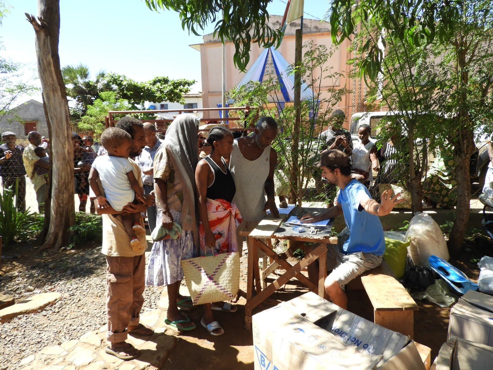 Bénévoles et habitants réunis autour d'une table lors de la distribution.