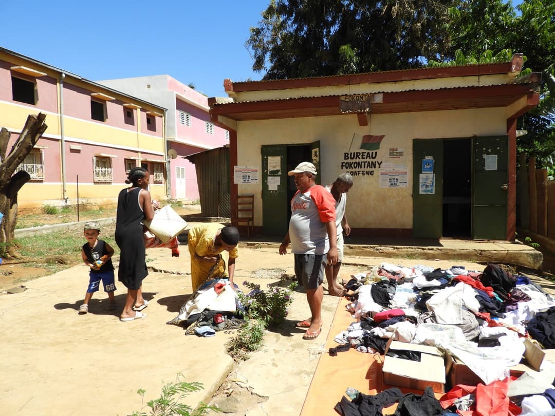 Habitants rassemblés devant le bureau du Fokontany Scama pendant la distribution.