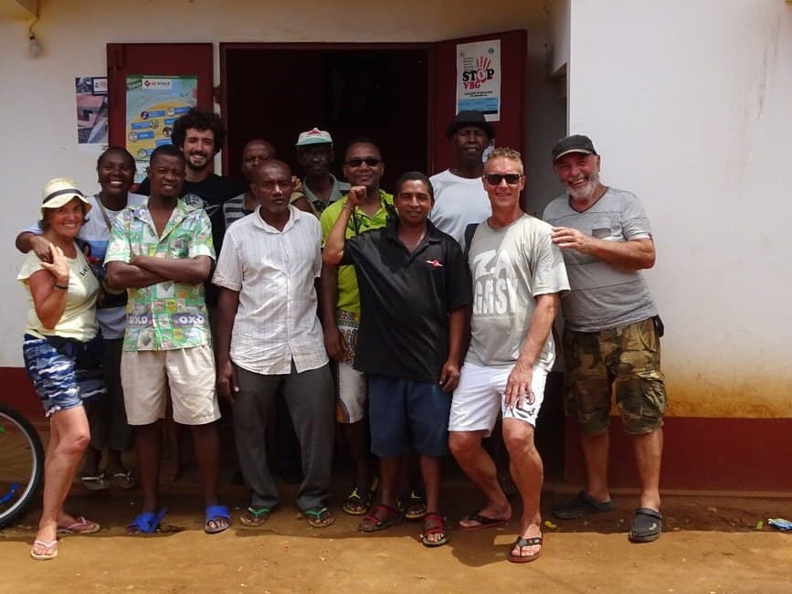 L'équipe Récup'Mada Madagascar avec les représentants du Fokontany Scama