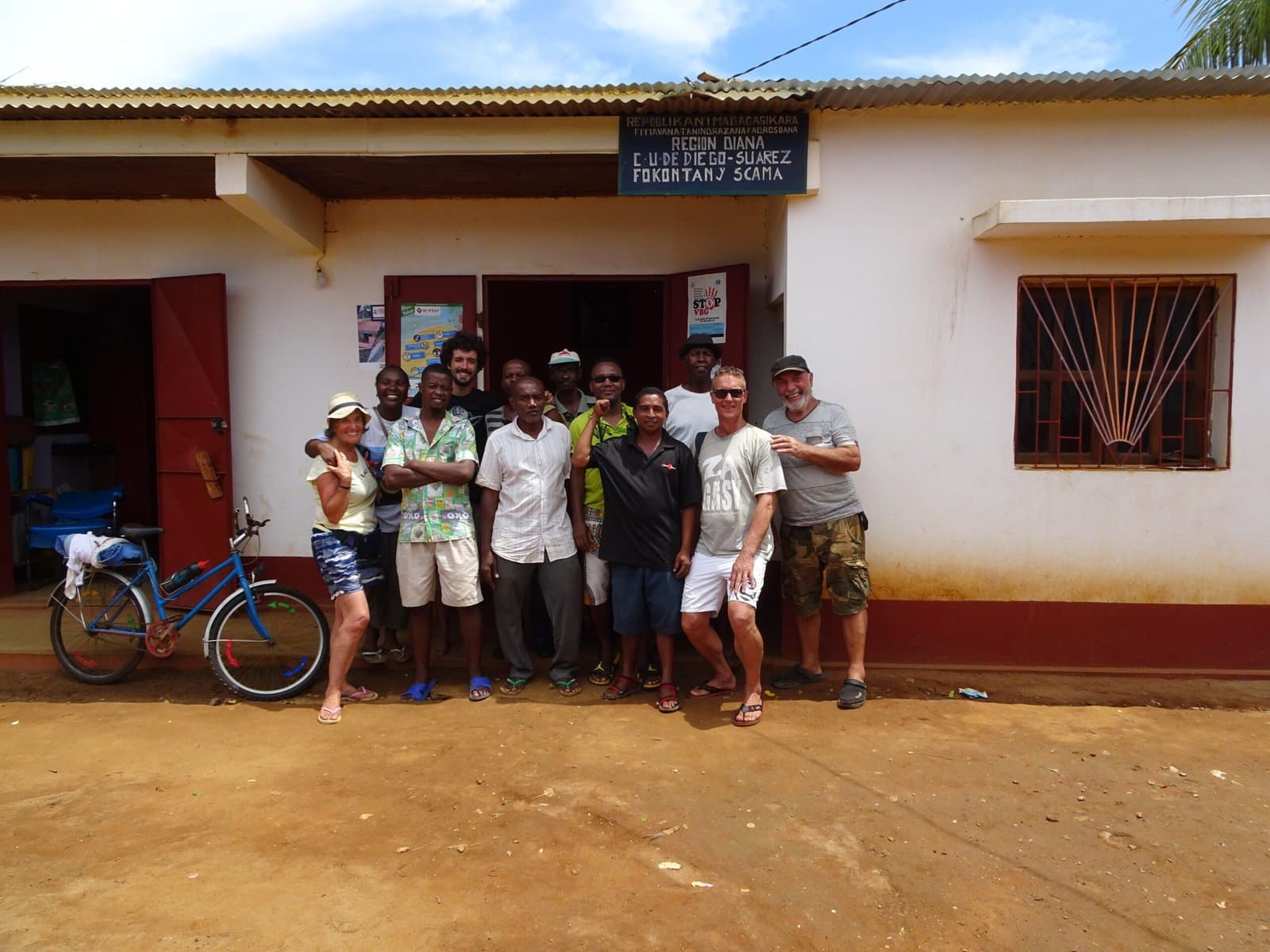 L'équipe Récup'Mada Madagascar avec les représentants du Fokontany Scama