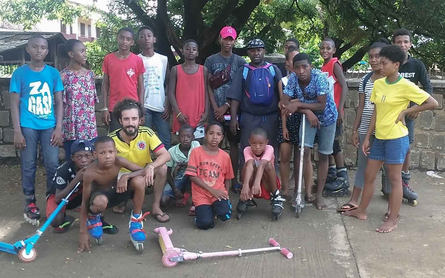 Distribution de matériel auprès d'enfants à Madagascar