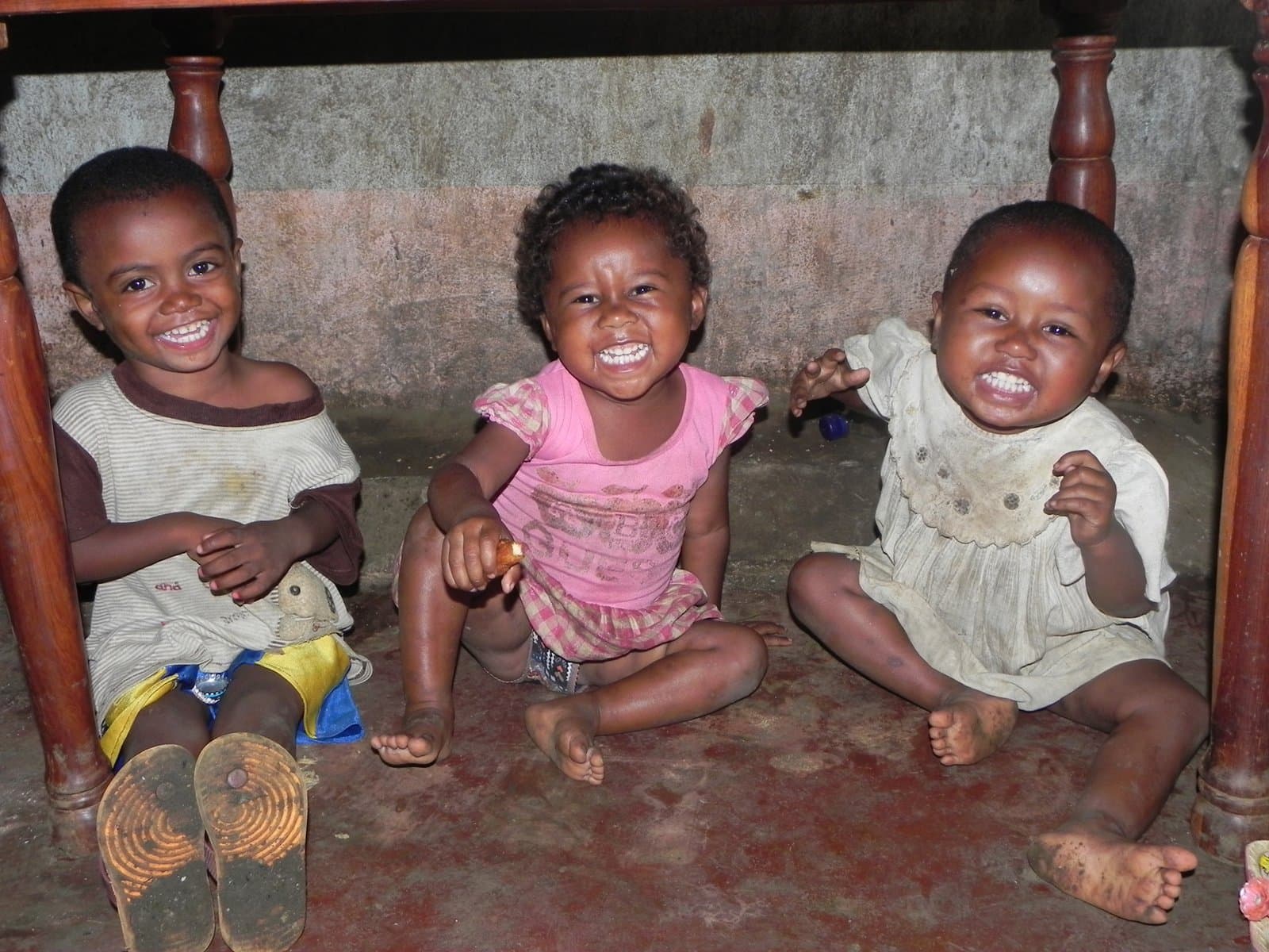 Enfants malgaches souriants, bénéficiaires des dons Récup'Mada