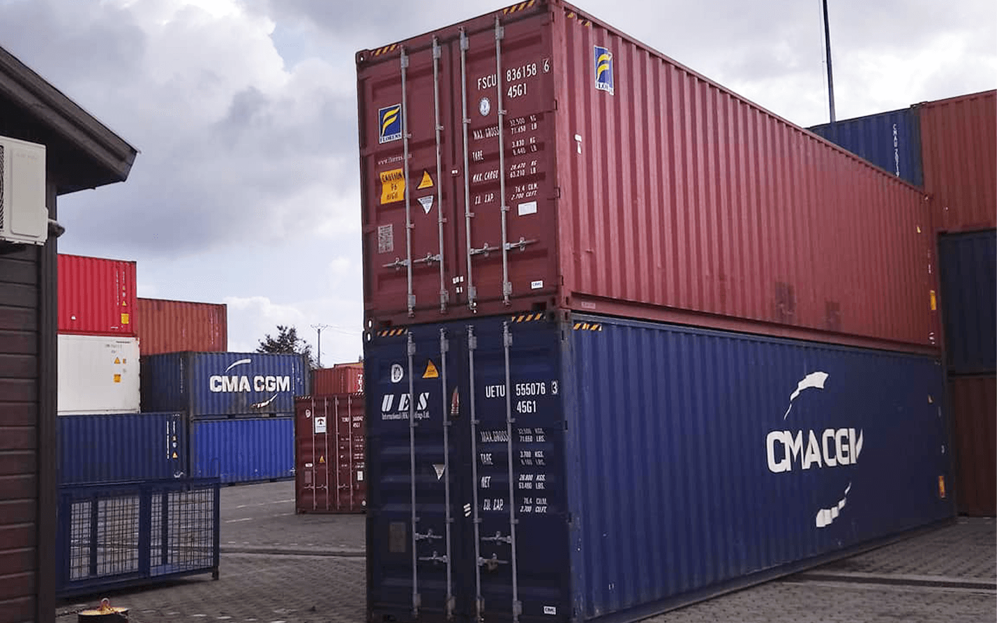 Containers maritimes empilés sur le port de Diego-Suarez.