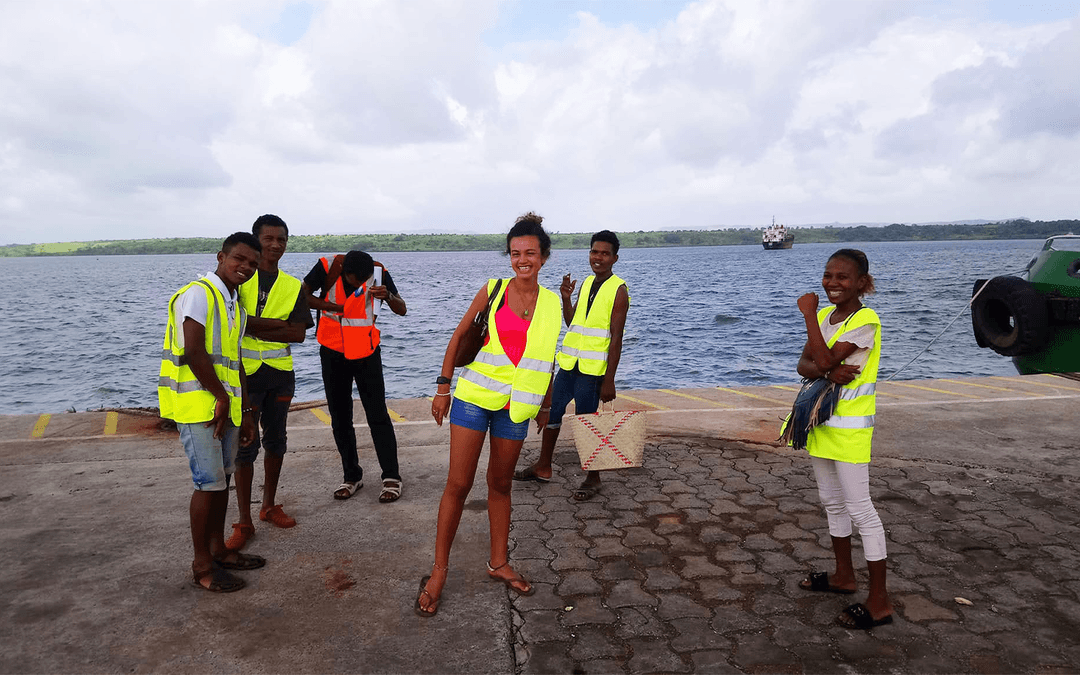 Bénévoles en gilets fluorescents sur le quai, dont Clissienne, trésorière de Récup'Mada France, entourée des jeunes recrues de Récup'Mada Madagascar.