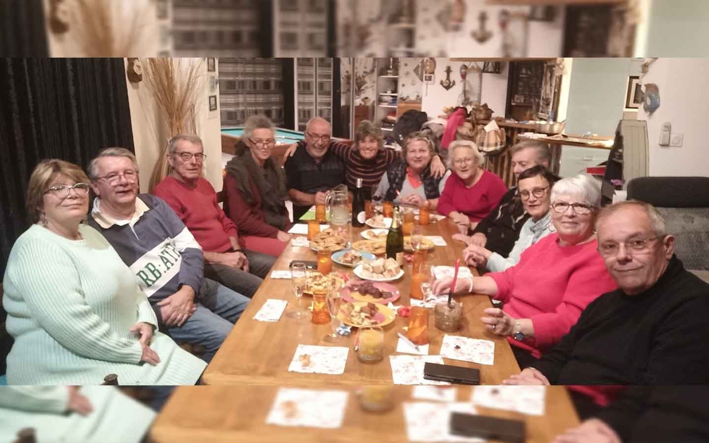 Membres de l'association réunis autour d'un repas pour l'assemblée générale 2021.
