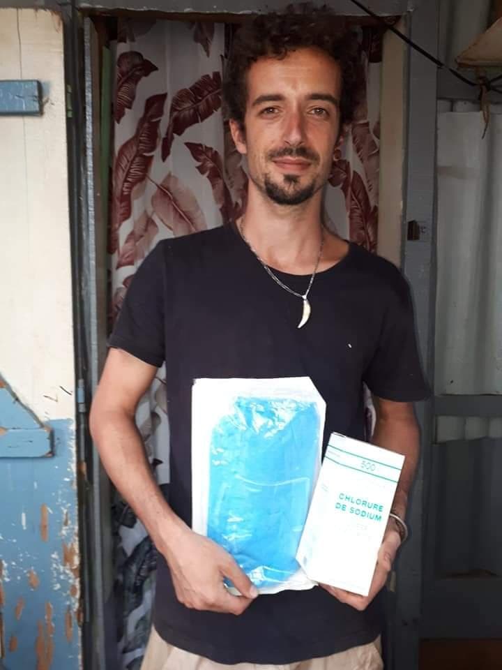 Bénévole tenant du matériel médical donné au centre.