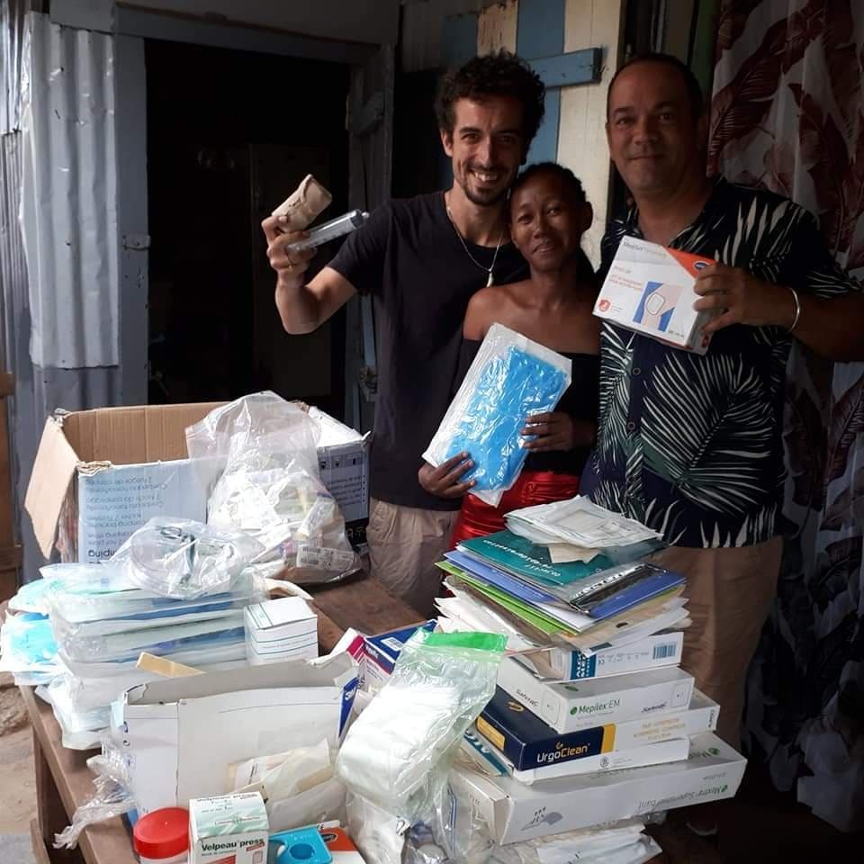Bénévoles remettant des fournitures médicales à l'équipe du centre.
