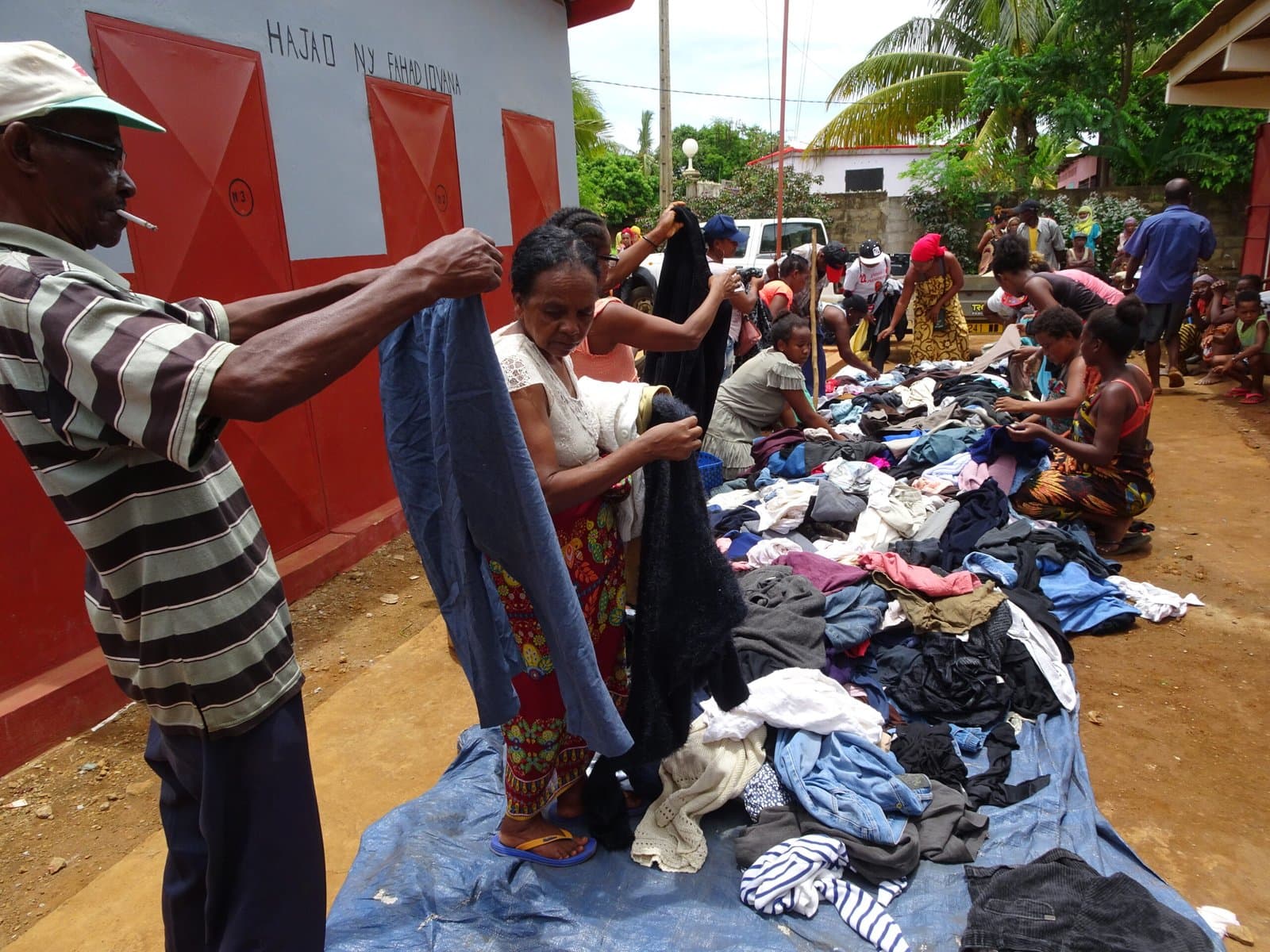 Vêtements donnés triés à même le sol lors de la distribution dans le quartier Scama.