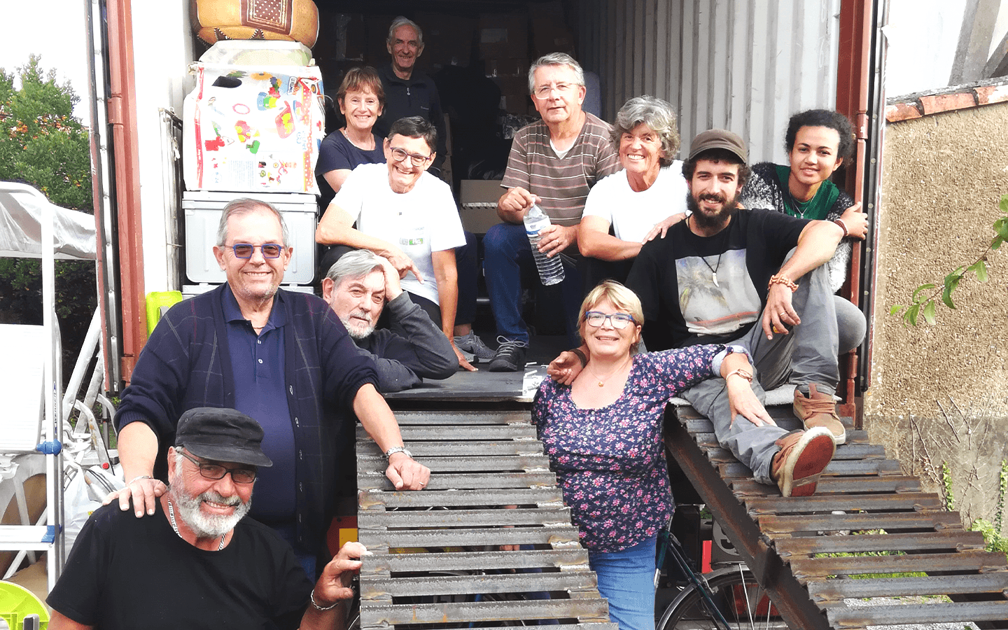 Les bénévoles réunis lors du chargement du tout premier container de l'association.