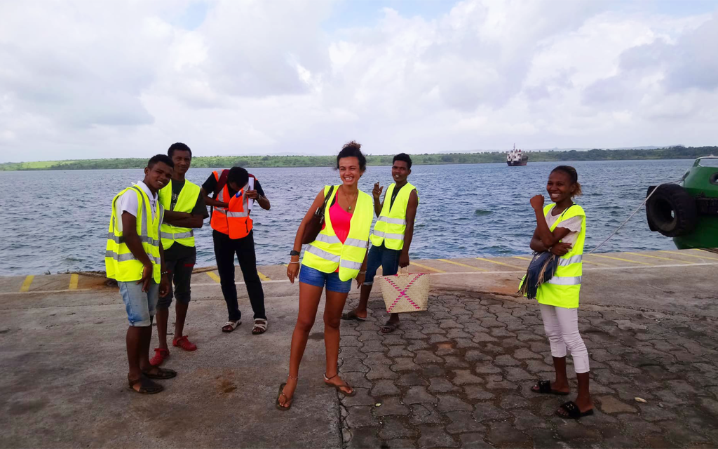 2 Clissienne, trésorière de Récup'Mada France, entourée des jeunes recrues de Récup'Mada Madagascar